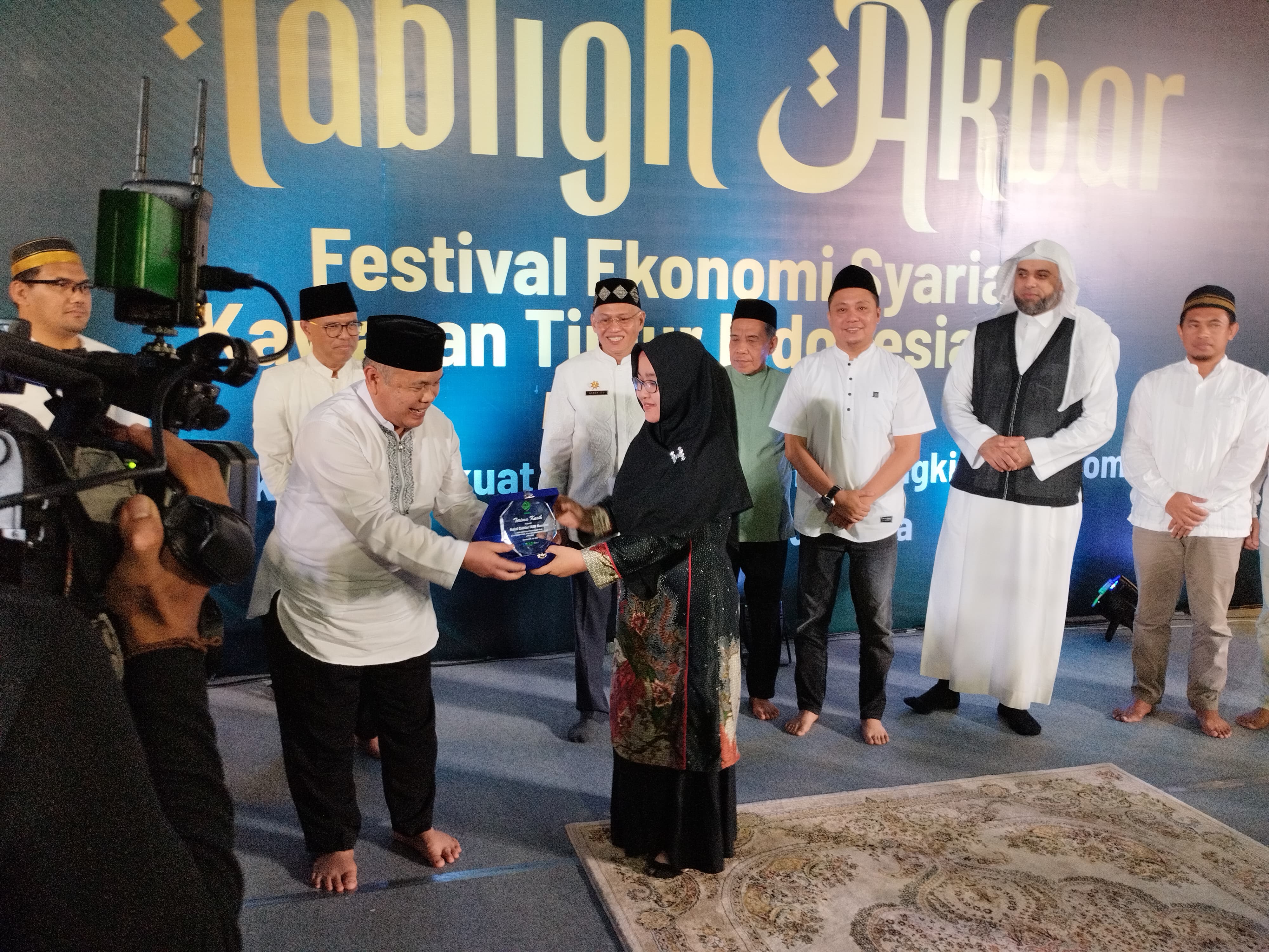 Halal Center IAIN Kendari Terima Penghargaan dari KNEKS pada Soft Launching Zona KHAS Al Alam