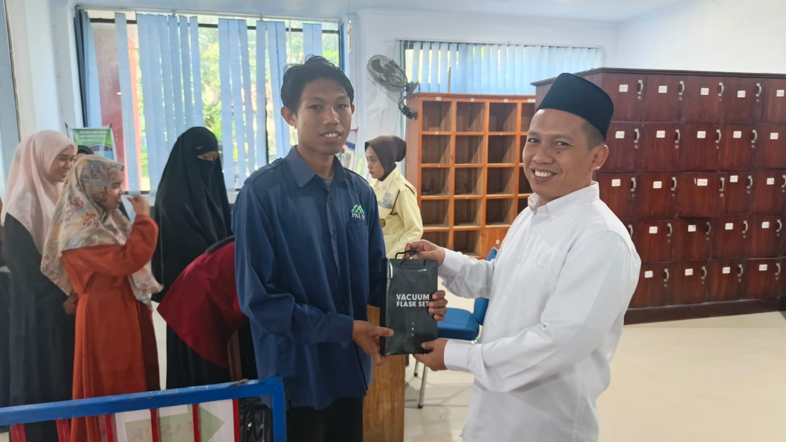 IAIN Kendari Meriahkan Hari Kunjung Perpustakaan dengan Berbagi Souvenir
