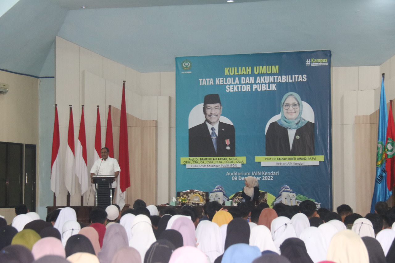 Guru Besar IPDN Prof. Dr. Bahrullah Akbar Beri Kuliah Umum di IAIN Kendari
