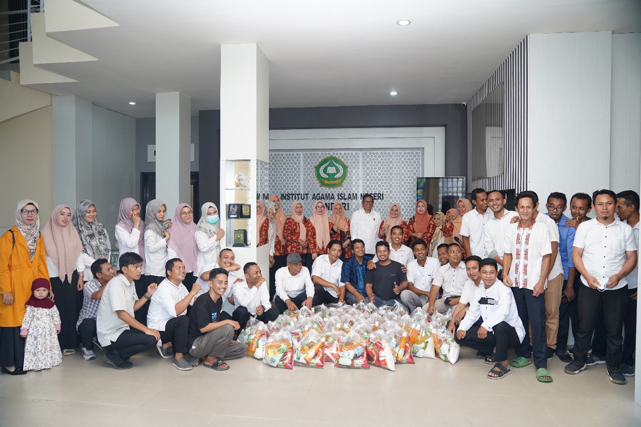 Berkah Ramadhan, DWP IAIN Kendari Bagikan 50 Paket Sembako
