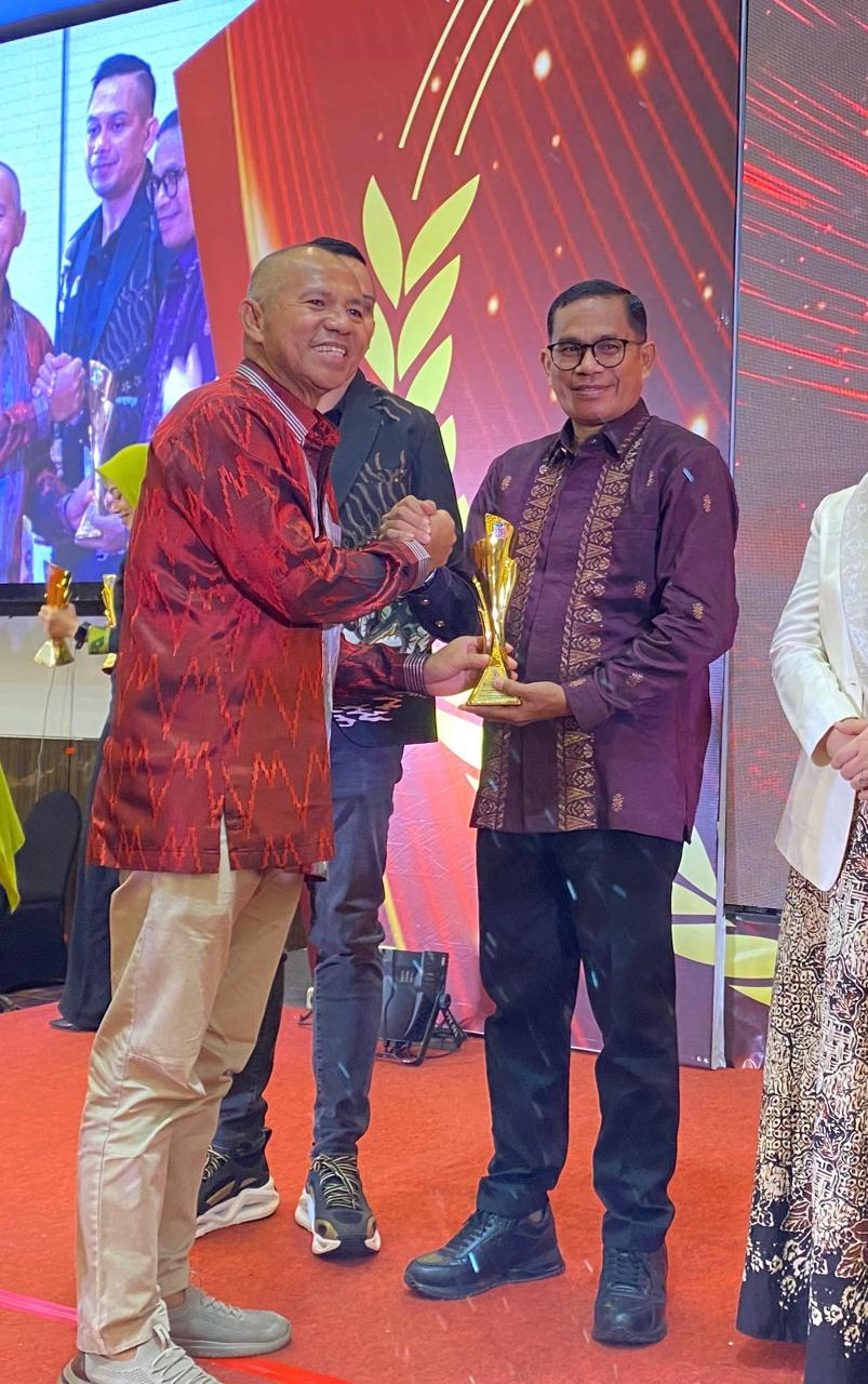Rektor IAIN Kendari Raih Penghargaan Sultra Award 2025